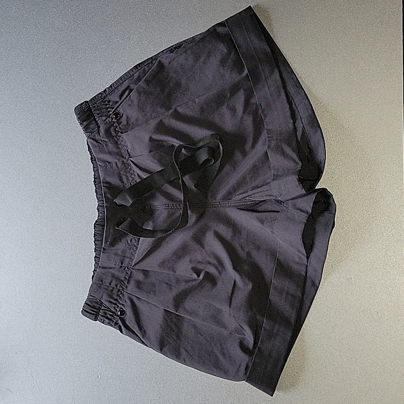 Lululemon short black Spring Break Away Short ll sz 4 Perfect hike beach - Picture 4 of 6